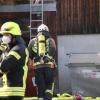 Am Samstagmittag, ungefähr um 13:00 Uhr, sind die Feuerwehren Heimenkirch und Lindenberg zu
einem Brand in einer Zimmerei im Ortskern von Heimenkirch gerufen worden. In der Zimmerei war ein Späne-Silo in Brand geraten.
Temperaturanstieg entzündet SpäneLaut Kreisbrandrat Wolfgang Endres kam es in einer Förderanlage des Späne-Silos zu einer Überhitzung, mit Temperaturen von bis zu 300 Grad Celsius, die dort die eingelagerten Späne entzündete. Die Einsatzkräfte der Feuerwehren schafften sich von zwei Seiten Zugang zum Silo und löschten den Brand mit wenig Wasser ab. Somit wurde Endres zufolge die spätere händische Leerung des Silos unter Atemschutz nicht durch das zusätzliche Gewicht des Wassers erschwert. Dennoch zog isch der Einsatz einige Zeit lang hin, da die Leerung und das Ablöschen der Späne Zeit und personalaufwendig waren.
[video]https://www.youtube.com/watch?v=BdrsaKBWmEw[/video]Polizei ermitteltAuch die Polizei war mit mehreren Streifen im Einsatz. Außerdem sicherte das BRK die Einsatzkräfte mit einem Rettungswagen ab. Wie es in der Förderanlage zu einem so hohen Temperaturanstieg kam, wird durch die Polizei ermittelt. Über den Sachschaden kann aktuell keine Angabe gemacht werden.