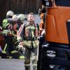 Am Samstagmittag, ungefähr um 13:00 Uhr, sind die Feuerwehren Heimenkirch und Lindenberg zu
einem Brand in einer Zimmerei im Ortskern von Heimenkirch gerufen worden. In der Zimmerei war ein Späne-Silo in Brand geraten.
Temperaturanstieg entzündet SpäneLaut Kreisbrandrat Wolfgang Endres kam es in einer Förderanlage des Späne-Silos zu einer Überhitzung, mit Temperaturen von bis zu 300 Grad Celsius, die dort die eingelagerten Späne entzündete. Die Einsatzkräfte der Feuerwehren schafften sich von zwei Seiten Zugang zum Silo und löschten den Brand mit wenig Wasser ab. Somit wurde Endres zufolge die spätere händische Leerung des Silos unter Atemschutz nicht durch das zusätzliche Gewicht des Wassers erschwert. Dennoch zog isch der Einsatz einige Zeit lang hin, da die Leerung und das Ablöschen der Späne Zeit und personalaufwendig waren.
[video]https://www.youtube.com/watch?v=BdrsaKBWmEw[/video]Polizei ermitteltAuch die Polizei war mit mehreren Streifen im Einsatz. Außerdem sicherte das BRK die Einsatzkräfte mit einem Rettungswagen ab. Wie es in der Förderanlage zu einem so hohen Temperaturanstieg kam, wird durch die Polizei ermittelt. Über den Sachschaden kann aktuell keine Angabe gemacht werden.