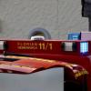 Am Samstagmittag, ungefähr um 13:00 Uhr, sind die Feuerwehren Heimenkirch und Lindenberg zu
einem Brand in einer Zimmerei im Ortskern von Heimenkirch gerufen worden. In der Zimmerei war ein Späne-Silo in Brand geraten.
Temperaturanstieg entzündet SpäneLaut Kreisbrandrat Wolfgang Endres kam es in einer Förderanlage des Späne-Silos zu einer Überhitzung, mit Temperaturen von bis zu 300 Grad Celsius, die dort die eingelagerten Späne entzündete. Die Einsatzkräfte der Feuerwehren schafften sich von zwei Seiten Zugang zum Silo und löschten den Brand mit wenig Wasser ab. Somit wurde Endres zufolge die spätere händische Leerung des Silos unter Atemschutz nicht durch das zusätzliche Gewicht des Wassers erschwert. Dennoch zog isch der Einsatz einige Zeit lang hin, da die Leerung und das Ablöschen der Späne Zeit und personalaufwendig waren.
[video]https://www.youtube.com/watch?v=BdrsaKBWmEw[/video]Polizei ermitteltAuch die Polizei war mit mehreren Streifen im Einsatz. Außerdem sicherte das BRK die Einsatzkräfte mit einem Rettungswagen ab. Wie es in der Förderanlage zu einem so hohen Temperaturanstieg kam, wird durch die Polizei ermittelt. Über den Sachschaden kann aktuell keine Angabe gemacht werden.