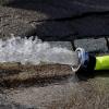 Am Samstagmittag, ungefähr um 13:00 Uhr, sind die Feuerwehren Heimenkirch und Lindenberg zu
einem Brand in einer Zimmerei im Ortskern von Heimenkirch gerufen worden. In der Zimmerei war ein Späne-Silo in Brand geraten.
Temperaturanstieg entzündet SpäneLaut Kreisbrandrat Wolfgang Endres kam es in einer Förderanlage des Späne-Silos zu einer Überhitzung, mit Temperaturen von bis zu 300 Grad Celsius, die dort die eingelagerten Späne entzündete. Die Einsatzkräfte der Feuerwehren schafften sich von zwei Seiten Zugang zum Silo und löschten den Brand mit wenig Wasser ab. Somit wurde Endres zufolge die spätere händische Leerung des Silos unter Atemschutz nicht durch das zusätzliche Gewicht des Wassers erschwert. Dennoch zog isch der Einsatz einige Zeit lang hin, da die Leerung und das Ablöschen der Späne Zeit und personalaufwendig waren.
[video]https://www.youtube.com/watch?v=BdrsaKBWmEw[/video]Polizei ermitteltAuch die Polizei war mit mehreren Streifen im Einsatz. Außerdem sicherte das BRK die Einsatzkräfte mit einem Rettungswagen ab. Wie es in der Förderanlage zu einem so hohen Temperaturanstieg kam, wird durch die Polizei ermittelt. Über den Sachschaden kann aktuell keine Angabe gemacht werden.