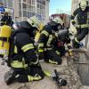 Am Dienstagvormittag, gegen 10:50 Uhr, sind die Feuerwehr, der Rettungsdienst und die Polizei zu einem Brand im Bereich der Kemptener Innenstadt gerufen worden. In der Scheibenstraße brannte es in einem Kellerschacht auf der Rückseite einer Buchhandlung. Die Einsatzkräfte konnten den Brand schnell lokalisieren und ablöschen. Es kam laut Polizeibericht zu keinem nennenswerten Sachschaden. 
Straße und Fußgängerzone gesperrtAufgrund des Einsatzes sperrte die Polizei die Kotterner Straße und die Fußgängerzone der Bahnhofstraße für rund 45 Minuten teilweise für den Verkehr. Möglicherweise verursachte eine weggeworfene Zigarette, die Unrat in dem Kellerschacht entzündete, den Brand. Die Feuerwehr Kempten war mit 25 Einsatzkräften vor Ort.