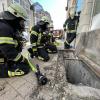 Am Dienstagvormittag, gegen 10:50 Uhr, sind die Feuerwehr, der Rettungsdienst und die Polizei zu einem Brand im Bereich der Kemptener Innenstadt gerufen worden. In der Scheibenstraße brannte es in einem Kellerschacht auf der Rückseite einer Buchhandlung. Die Einsatzkräfte konnten den Brand schnell lokalisieren und ablöschen. Es kam laut Polizeibericht zu keinem nennenswerten Sachschaden. 
Straße und Fußgängerzone gesperrtAufgrund des Einsatzes sperrte die Polizei die Kotterner Straße und die Fußgängerzone der Bahnhofstraße für rund 45 Minuten teilweise für den Verkehr. Möglicherweise verursachte eine weggeworfene Zigarette, die Unrat in dem Kellerschacht entzündete, den Brand. Die Feuerwehr Kempten war mit 25 Einsatzkräften vor Ort.