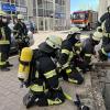 Am Dienstagvormittag, gegen 10:50 Uhr, sind die Feuerwehr, der Rettungsdienst und die Polizei zu einem Brand im Bereich der Kemptener Innenstadt gerufen worden. In der Scheibenstraße brannte es in einem Kellerschacht auf der Rückseite einer Buchhandlung. Die Einsatzkräfte konnten den Brand schnell lokalisieren und ablöschen. Es kam laut Polizeibericht zu keinem nennenswerten Sachschaden. 
Straße und Fußgängerzone gesperrtAufgrund des Einsatzes sperrte die Polizei die Kotterner Straße und die Fußgängerzone der Bahnhofstraße für rund 45 Minuten teilweise für den Verkehr. Möglicherweise verursachte eine weggeworfene Zigarette, die Unrat in dem Kellerschacht entzündete, den Brand. Die Feuerwehr Kempten war mit 25 Einsatzkräften vor Ort.