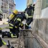 Am Dienstagvormittag, gegen 10:50 Uhr, sind die Feuerwehr, der Rettungsdienst und die Polizei zu einem Brand im Bereich der Kemptener Innenstadt gerufen worden. In der Scheibenstraße brannte es in einem Kellerschacht auf der Rückseite einer Buchhandlung. Die Einsatzkräfte konnten den Brand schnell lokalisieren und ablöschen. Es kam laut Polizeibericht zu keinem nennenswerten Sachschaden. 
Straße und Fußgängerzone gesperrtAufgrund des Einsatzes sperrte die Polizei die Kotterner Straße und die Fußgängerzone der Bahnhofstraße für rund 45 Minuten teilweise für den Verkehr. Möglicherweise verursachte eine weggeworfene Zigarette, die Unrat in dem Kellerschacht entzündete, den Brand. Die Feuerwehr Kempten war mit 25 Einsatzkräften vor Ort.