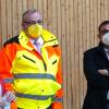 Am Montagvormittag hat der bayerische Gesundheitsminister Klaus Holetschek in Memmingen eine Notunterkunft für Flüchtlinge aus der Ukraine besichtigt. Der Besuch fand zusammen mit der Präsidentin des Bayerischen Roten Kreuzes (BRK) Angelika Schorer und dem Oberbürgermeister von Memmingen Manfred Schilder statt. 
Memmingen ist vorbereitetIn den Turnhallen der Johann-Bierwirth-Schule ist seit vorletzter Woche alles bereit, um Geflüchteten aus der Ukraine ein Dach über dem Kopf zur Verfügung zu stellen. In zwei Hallen wurden je 150 Schlafplätze vorbereitet, die für die ungefähr 300 Flüchtigen vorgesehen sind, die Memmingen laut der Regierungsvorgabe aufnehmen soll. Memmingens Oberbürgermeister Manfred Schilder sagte: "Wir sind vorbereitet, aber wieviele tatsächlich kommen werden, können wir nicht genau wissen." Hauptsächlich werden Mütter und Kinder erwartet. Nur vorübergehende UnterkunftDie Unterkunft in der Johann-Bierwirth-Schule ist allerdings nur als Notunterkunft gedacht. Das heißt, dass die Flüchtlinge nur vorübergehend, also für einige Tage, dort untergebracht werden. Danach sollen die geflüchteten Menschen wenn möglich an andere auch private Anlaufstellen weitervermittelt werden. Aktuell sind in Memmingen schon etwa 110 Geflüchtete untergebracht. Schilder sagte allerdings, dass der Großteil dieser Menschen sowieso nicht hierbleiben wolle. Sie würden lieber wieder zurück wollen. Gesundheitsminister Holetschek zufolge müssen dennoch Angebote, wie Kindergärten, Schulen und Arbeitsplätze für die Betroffenen geschaffen werden. "Hilfsbereitschaft ist grandios"Holetschek würdigte bei seinem Besuch den Einsatz der Menschen in Memmingen, aber auch der insgesamt vielen tausend Ehrenamtlichen, die sich engagieren: "Es macht einen wütend und traurig, wenn man die Bilder sieht", sagte er am Montag, "die Hilfsbereitschaft ist aber grandios. Ich danke den Hilfsorganisationen und Ehrenamtlichen, die sich um eine gute und rasche Versorgung der Geflüchteten mit sehr großem Engagement  kümmern." Der Gesundheitsminister fügte hinzu: "Wir wollen helfen und das ist das Gebot der Stunde."Betten, Duschen und warmes EssenIn den Turnhallen stehen für die aus der Ukraine geflüchteten Menschen Betten mit Matratzen und Feldbetten bereit. Dabei wurden immer zwei Betten zusammengestellt, damit Kinder bei ihren Müttern schlafen können. Draußen stehen den Menschen sanitäre Einrichtungen, wie Gemeinschaftsduschen und Toiletten, zur Verfügung. Auch mit warmen Mahlzeiten will man die Flüchtlinge versorgen. Das Essen soll von Küchen, die auch Kindergärten und Ähnliches beliefern, vorbereitet und anschließend zur Turnhalle gebracht werden.Quarantänebereich und ImpfangebotAuch an die Pandemie wurde gedacht. Im hinteren Teil einer der Hallen wurde ein Quarantänebereich installiert. Dort stehen für Menschen, die sich mit dem Coronavirus infiziert haben, einige Feldbetten bereit. Damit die anderen Flüchtlinge sich nicht anstecken, wird die Trennwand zu diesem Teil der Turnhalle herunter gelassen. Das BRK ist zuversichtlich, dass damit die Gefahr durch Corona eingeschränkt werden kann.Um die Verbreitung des Coronavirus zu verlangsamen, werden die Flüchtlinge schon bei ihrer Ankunft im Ankerzentrum in Augsburg getestet. Danach bekommen sie zudem ein Impfangebot. "Wir machen allen Geflüchteten in den Impfzentren ein Corona-Impfangebot. Bayern hat ausreichend Infrastruktur und Impfstoff, um die Geflüchteten zu versorgen", erläuterte Holetschek. Die niedrige Impfquote der ankommenden Menschen stimmte BRK-Präsidentin Schorer jedoch sorgenvoll: "Impfen ist ein wichtiges Anliegen", sagte BRK-Präsidentin Schorer. "Etwa 30 bis 35 Prozent der ankommenden Menschen haben eine Impfung. Viele sind mit dem nicht anerkannten Impfstoff Sputnik V geimpft", fügte sie hinzu.Ab wann genau Flüchtlinge in der Notunterkunft sind, ist noch unklarWann in der Turnhalle in der Johann-Bierwirth-Schule in Memmingen Flüchtlinge aufgenommen werden, kann nicht genau vorausgesehen werden. Oberbürgermeister Schilder nach kann ein genaues Datum unmöglich vorausgesagt werden. "Im Moment schaut es bei uns so aus, dass wir alle noch unterbringen", sagte Schorer im Hinblick auf das Allgäu und Bayern. Der BRK-Präsidentin zufolge dürfe die Hilfsbereitschaft aber nicht abreißen.