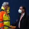 Am Montagvormittag hat der bayerische Gesundheitsminister Klaus Holetschek in Memmingen eine Notunterkunft für Flüchtlinge aus der Ukraine besichtigt. Der Besuch fand zusammen mit der Präsidentin des Bayerischen Roten Kreuzes (BRK) Angelika Schorer und dem Oberbürgermeister von Memmingen Manfred Schilder statt. 
Memmingen ist vorbereitetIn den Turnhallen der Johann-Bierwirth-Schule ist seit vorletzter Woche alles bereit, um Geflüchteten aus der Ukraine ein Dach über dem Kopf zur Verfügung zu stellen. In zwei Hallen wurden je 150 Schlafplätze vorbereitet, die für die ungefähr 300 Flüchtigen vorgesehen sind, die Memmingen laut der Regierungsvorgabe aufnehmen soll. Memmingens Oberbürgermeister Manfred Schilder sagte: "Wir sind vorbereitet, aber wieviele tatsächlich kommen werden, können wir nicht genau wissen." Hauptsächlich werden Mütter und Kinder erwartet. Nur vorübergehende UnterkunftDie Unterkunft in der Johann-Bierwirth-Schule ist allerdings nur als Notunterkunft gedacht. Das heißt, dass die Flüchtlinge nur vorübergehend, also für einige Tage, dort untergebracht werden. Danach sollen die geflüchteten Menschen wenn möglich an andere auch private Anlaufstellen weitervermittelt werden. Aktuell sind in Memmingen schon etwa 110 Geflüchtete untergebracht. Schilder sagte allerdings, dass der Großteil dieser Menschen sowieso nicht hierbleiben wolle. Sie würden lieber wieder zurück wollen. Gesundheitsminister Holetschek zufolge müssen dennoch Angebote, wie Kindergärten, Schulen und Arbeitsplätze für die Betroffenen geschaffen werden. "Hilfsbereitschaft ist grandios"Holetschek würdigte bei seinem Besuch den Einsatz der Menschen in Memmingen, aber auch der insgesamt vielen tausend Ehrenamtlichen, die sich engagieren: "Es macht einen wütend und traurig, wenn man die Bilder sieht", sagte er am Montag, "die Hilfsbereitschaft ist aber grandios. Ich danke den Hilfsorganisationen und Ehrenamtlichen, die sich um eine gute und rasche Versorgung der Geflüchteten mit sehr großem Engagement  kümmern." Der Gesundheitsminister fügte hinzu: "Wir wollen helfen und das ist das Gebot der Stunde."Betten, Duschen und warmes EssenIn den Turnhallen stehen für die aus der Ukraine geflüchteten Menschen Betten mit Matratzen und Feldbetten bereit. Dabei wurden immer zwei Betten zusammengestellt, damit Kinder bei ihren Müttern schlafen können. Draußen stehen den Menschen sanitäre Einrichtungen, wie Gemeinschaftsduschen und Toiletten, zur Verfügung. Auch mit warmen Mahlzeiten will man die Flüchtlinge versorgen. Das Essen soll von Küchen, die auch Kindergärten und Ähnliches beliefern, vorbereitet und anschließend zur Turnhalle gebracht werden.Quarantänebereich und ImpfangebotAuch an die Pandemie wurde gedacht. Im hinteren Teil einer der Hallen wurde ein Quarantänebereich installiert. Dort stehen für Menschen, die sich mit dem Coronavirus infiziert haben, einige Feldbetten bereit. Damit die anderen Flüchtlinge sich nicht anstecken, wird die Trennwand zu diesem Teil der Turnhalle herunter gelassen. Das BRK ist zuversichtlich, dass damit die Gefahr durch Corona eingeschränkt werden kann.Um die Verbreitung des Coronavirus zu verlangsamen, werden die Flüchtlinge schon bei ihrer Ankunft im Ankerzentrum in Augsburg getestet. Danach bekommen sie zudem ein Impfangebot. "Wir machen allen Geflüchteten in den Impfzentren ein Corona-Impfangebot. Bayern hat ausreichend Infrastruktur und Impfstoff, um die Geflüchteten zu versorgen", erläuterte Holetschek. Die niedrige Impfquote der ankommenden Menschen stimmte BRK-Präsidentin Schorer jedoch sorgenvoll: "Impfen ist ein wichtiges Anliegen", sagte BRK-Präsidentin Schorer. "Etwa 30 bis 35 Prozent der ankommenden Menschen haben eine Impfung. Viele sind mit dem nicht anerkannten Impfstoff Sputnik V geimpft", fügte sie hinzu.Ab wann genau Flüchtlinge in der Notunterkunft sind, ist noch unklarWann in der Turnhalle in der Johann-Bierwirth-Schule in Memmingen Flüchtlinge aufgenommen werden, kann nicht genau vorausgesehen werden. Oberbürgermeister Schilder nach kann ein genaues Datum unmöglich vorausgesagt werden. "Im Moment schaut es bei uns so aus, dass wir alle noch unterbringen", sagte Schorer im Hinblick auf das Allgäu und Bayern. Der BRK-Präsidentin zufolge dürfe die Hilfsbereitschaft aber nicht abreißen.