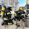 Am Dienstagvormittag, gegen 10:50 Uhr, sind die Feuerwehr, der Rettungsdienst und die Polizei zu einem Brand im Bereich der Kemptener Innenstadt gerufen worden. In der Scheibenstraße brannte es in einem Kellerschacht auf der Rückseite einer Buchhandlung. Die Einsatzkräfte konnten den Brand schnell lokalisieren und ablöschen. Es kam laut Polizeibericht zu keinem nennenswerten Sachschaden. 
Straße und Fußgängerzone gesperrtAufgrund des Einsatzes sperrte die Polizei die Kotterner Straße und die Fußgängerzone der Bahnhofstraße für rund 45 Minuten teilweise für den Verkehr. Möglicherweise verursachte eine weggeworfene Zigarette, die Unrat in dem Kellerschacht entzündete, den Brand. Die Feuerwehr Kempten war mit 25 Einsatzkräften vor Ort.