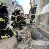Am Dienstagvormittag, gegen 10:50 Uhr, sind die Feuerwehr, der Rettungsdienst und die Polizei zu einem Brand im Bereich der Kemptener Innenstadt gerufen worden. In der Scheibenstraße brannte es in einem Kellerschacht auf der Rückseite einer Buchhandlung. Die Einsatzkräfte konnten den Brand schnell lokalisieren und ablöschen. Es kam laut Polizeibericht zu keinem nennenswerten Sachschaden. 
Straße und Fußgängerzone gesperrtAufgrund des Einsatzes sperrte die Polizei die Kotterner Straße und die Fußgängerzone der Bahnhofstraße für rund 45 Minuten teilweise für den Verkehr. Möglicherweise verursachte eine weggeworfene Zigarette, die Unrat in dem Kellerschacht entzündete, den Brand. Die Feuerwehr Kempten war mit 25 Einsatzkräften vor Ort.