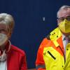 Am Montagvormittag hat der bayerische Gesundheitsminister Klaus Holetschek in Memmingen eine Notunterkunft für Flüchtlinge aus der Ukraine besichtigt. Der Besuch fand zusammen mit der Präsidentin des Bayerischen Roten Kreuzes (BRK) Angelika Schorer und dem Oberbürgermeister von Memmingen Manfred Schilder statt. 
Memmingen ist vorbereitetIn den Turnhallen der Johann-Bierwirth-Schule ist seit vorletzter Woche alles bereit, um Geflüchteten aus der Ukraine ein Dach über dem Kopf zur Verfügung zu stellen. In zwei Hallen wurden je 150 Schlafplätze vorbereitet, die für die ungefähr 300 Flüchtigen vorgesehen sind, die Memmingen laut der Regierungsvorgabe aufnehmen soll. Memmingens Oberbürgermeister Manfred Schilder sagte: "Wir sind vorbereitet, aber wieviele tatsächlich kommen werden, können wir nicht genau wissen." Hauptsächlich werden Mütter und Kinder erwartet. Nur vorübergehende UnterkunftDie Unterkunft in der Johann-Bierwirth-Schule ist allerdings nur als Notunterkunft gedacht. Das heißt, dass die Flüchtlinge nur vorübergehend, also für einige Tage, dort untergebracht werden. Danach sollen die geflüchteten Menschen wenn möglich an andere auch private Anlaufstellen weitervermittelt werden. Aktuell sind in Memmingen schon etwa 110 Geflüchtete untergebracht. Schilder sagte allerdings, dass der Großteil dieser Menschen sowieso nicht hierbleiben wolle. Sie würden lieber wieder zurück wollen. Gesundheitsminister Holetschek zufolge müssen dennoch Angebote, wie Kindergärten, Schulen und Arbeitsplätze für die Betroffenen geschaffen werden. "Hilfsbereitschaft ist grandios"Holetschek würdigte bei seinem Besuch den Einsatz der Menschen in Memmingen, aber auch der insgesamt vielen tausend Ehrenamtlichen, die sich engagieren: "Es macht einen wütend und traurig, wenn man die Bilder sieht", sagte er am Montag, "die Hilfsbereitschaft ist aber grandios. Ich danke den Hilfsorganisationen und Ehrenamtlichen, die sich um eine gute und rasche Versorgung der Geflüchteten mit sehr großem Engagement  kümmern." Der Gesundheitsminister fügte hinzu: "Wir wollen helfen und das ist das Gebot der Stunde."Betten, Duschen und warmes EssenIn den Turnhallen stehen für die aus der Ukraine geflüchteten Menschen Betten mit Matratzen und Feldbetten bereit. Dabei wurden immer zwei Betten zusammengestellt, damit Kinder bei ihren Müttern schlafen können. Draußen stehen den Menschen sanitäre Einrichtungen, wie Gemeinschaftsduschen und Toiletten, zur Verfügung. Auch mit warmen Mahlzeiten will man die Flüchtlinge versorgen. Das Essen soll von Küchen, die auch Kindergärten und Ähnliches beliefern, vorbereitet und anschließend zur Turnhalle gebracht werden.Quarantänebereich und ImpfangebotAuch an die Pandemie wurde gedacht. Im hinteren Teil einer der Hallen wurde ein Quarantänebereich installiert. Dort stehen für Menschen, die sich mit dem Coronavirus infiziert haben, einige Feldbetten bereit. Damit die anderen Flüchtlinge sich nicht anstecken, wird die Trennwand zu diesem Teil der Turnhalle herunter gelassen. Das BRK ist zuversichtlich, dass damit die Gefahr durch Corona eingeschränkt werden kann.Um die Verbreitung des Coronavirus zu verlangsamen, werden die Flüchtlinge schon bei ihrer Ankunft im Ankerzentrum in Augsburg getestet. Danach bekommen sie zudem ein Impfangebot. "Wir machen allen Geflüchteten in den Impfzentren ein Corona-Impfangebot. Bayern hat ausreichend Infrastruktur und Impfstoff, um die Geflüchteten zu versorgen", erläuterte Holetschek. Die niedrige Impfquote der ankommenden Menschen stimmte BRK-Präsidentin Schorer jedoch sorgenvoll: "Impfen ist ein wichtiges Anliegen", sagte BRK-Präsidentin Schorer. "Etwa 30 bis 35 Prozent der ankommenden Menschen haben eine Impfung. Viele sind mit dem nicht anerkannten Impfstoff Sputnik V geimpft", fügte sie hinzu.Ab wann genau Flüchtlinge in der Notunterkunft sind, ist noch unklarWann in der Turnhalle in der Johann-Bierwirth-Schule in Memmingen Flüchtlinge aufgenommen werden, kann nicht genau vorausgesehen werden. Oberbürgermeister Schilder nach kann ein genaues Datum unmöglich vorausgesagt werden. "Im Moment schaut es bei uns so aus, dass wir alle noch unterbringen", sagte Schorer im Hinblick auf das Allgäu und Bayern. Der BRK-Präsidentin zufolge dürfe die Hilfsbereitschaft aber nicht abreißen.