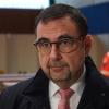 Am Montagvormittag hat der bayerische Gesundheitsminister Klaus Holetschek in Memmingen eine Notunterkunft für Flüchtlinge aus der Ukraine besichtigt. Der Besuch fand zusammen mit der Präsidentin des Bayerischen Roten Kreuzes (BRK) Angelika Schorer und dem Oberbürgermeister von Memmingen Manfred Schilder statt. 
Memmingen ist vorbereitetIn den Turnhallen der Johann-Bierwirth-Schule ist seit vorletzter Woche alles bereit, um Geflüchteten aus der Ukraine ein Dach über dem Kopf zur Verfügung zu stellen. In zwei Hallen wurden je 150 Schlafplätze vorbereitet, die für die ungefähr 300 Flüchtigen vorgesehen sind, die Memmingen laut der Regierungsvorgabe aufnehmen soll. Memmingens Oberbürgermeister Manfred Schilder sagte: "Wir sind vorbereitet, aber wieviele tatsächlich kommen werden, können wir nicht genau wissen." Hauptsächlich werden Mütter und Kinder erwartet. Nur vorübergehende UnterkunftDie Unterkunft in der Johann-Bierwirth-Schule ist allerdings nur als Notunterkunft gedacht. Das heißt, dass die Flüchtlinge nur vorübergehend, also für einige Tage, dort untergebracht werden. Danach sollen die geflüchteten Menschen wenn möglich an andere auch private Anlaufstellen weitervermittelt werden. Aktuell sind in Memmingen schon etwa 110 Geflüchtete untergebracht. Schilder sagte allerdings, dass der Großteil dieser Menschen sowieso nicht hierbleiben wolle. Sie würden lieber wieder zurück wollen. Gesundheitsminister Holetschek zufolge müssen dennoch Angebote, wie Kindergärten, Schulen und Arbeitsplätze für die Betroffenen geschaffen werden. "Hilfsbereitschaft ist grandios"Holetschek würdigte bei seinem Besuch den Einsatz der Menschen in Memmingen, aber auch der insgesamt vielen tausend Ehrenamtlichen, die sich engagieren: "Es macht einen wütend und traurig, wenn man die Bilder sieht", sagte er am Montag, "die Hilfsbereitschaft ist aber grandios. Ich danke den Hilfsorganisationen und Ehrenamtlichen, die sich um eine gute und rasche Versorgung der Geflüchteten mit sehr großem Engagement  kümmern." Der Gesundheitsminister fügte hinzu: "Wir wollen helfen und das ist das Gebot der Stunde."Betten, Duschen und warmes EssenIn den Turnhallen stehen für die aus der Ukraine geflüchteten Menschen Betten mit Matratzen und Feldbetten bereit. Dabei wurden immer zwei Betten zusammengestellt, damit Kinder bei ihren Müttern schlafen können. Draußen stehen den Menschen sanitäre Einrichtungen, wie Gemeinschaftsduschen und Toiletten, zur Verfügung. Auch mit warmen Mahlzeiten will man die Flüchtlinge versorgen. Das Essen soll von Küchen, die auch Kindergärten und Ähnliches beliefern, vorbereitet und anschließend zur Turnhalle gebracht werden.Quarantänebereich und ImpfangebotAuch an die Pandemie wurde gedacht. Im hinteren Teil einer der Hallen wurde ein Quarantänebereich installiert. Dort stehen für Menschen, die sich mit dem Coronavirus infiziert haben, einige Feldbetten bereit. Damit die anderen Flüchtlinge sich nicht anstecken, wird die Trennwand zu diesem Teil der Turnhalle herunter gelassen. Das BRK ist zuversichtlich, dass damit die Gefahr durch Corona eingeschränkt werden kann.Um die Verbreitung des Coronavirus zu verlangsamen, werden die Flüchtlinge schon bei ihrer Ankunft im Ankerzentrum in Augsburg getestet. Danach bekommen sie zudem ein Impfangebot. "Wir machen allen Geflüchteten in den Impfzentren ein Corona-Impfangebot. Bayern hat ausreichend Infrastruktur und Impfstoff, um die Geflüchteten zu versorgen", erläuterte Holetschek. Die niedrige Impfquote der ankommenden Menschen stimmte BRK-Präsidentin Schorer jedoch sorgenvoll: "Impfen ist ein wichtiges Anliegen", sagte BRK-Präsidentin Schorer. "Etwa 30 bis 35 Prozent der ankommenden Menschen haben eine Impfung. Viele sind mit dem nicht anerkannten Impfstoff Sputnik V geimpft", fügte sie hinzu.Ab wann genau Flüchtlinge in der Notunterkunft sind, ist noch unklarWann in der Turnhalle in der Johann-Bierwirth-Schule in Memmingen Flüchtlinge aufgenommen werden, kann nicht genau vorausgesehen werden. Oberbürgermeister Schilder nach kann ein genaues Datum unmöglich vorausgesagt werden. "Im Moment schaut es bei uns so aus, dass wir alle noch unterbringen", sagte Schorer im Hinblick auf das Allgäu und Bayern. Der BRK-Präsidentin zufolge dürfe die Hilfsbereitschaft aber nicht abreißen.