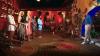 Nur noch fünf Frauen kämpfen im Halbfinale von "Der Bachelor" (auch via RTL+) um Dominik (30): Anna (33), Nele (28), Christina (27), Jana-Maria (29) und die im Allgäu aufgewachsene Chiara Fröhlich (24). Zum Start der neuen Folge kommt eine weitere Frau dazu. Dominiks Mutter schaut in Mexiko vorbei.
Die Mama gibt eine Empfehlung abDer Bachelor würde die (bisher) wichtigste Frau in seinem Leben gerne umarmen. Er darf aber nicht. Corona. Auch die Kandidatinnen müssen mit ein bisschen Abstand bei der Bachelor-Mom vorsprechen. Die bleibt nicht nur wegen des Sicherheitsabstands etwas distanziert. Dafür aber auch höflich und verbindlich. Sie würde angesichts der Qual der Wahl nicht gerne in der Haut ihres Sohnes stecken. Dennoch gibt sie ihm eine Einschätzung mit auf den Weg. Sie würde Jana, Christina und Nele ins Finale schicken.Chiara F. bekommt keine RoseDominik setzt diese Empfehlung auch um. Schon vor den Einzeldates schickt er eine Frau nach Hause. Es trifft die in Kaufbeuren zur Schule gegangene Chiara. Noch vor der Entscheidung sagte sie mit Tränen in den Augen: "Ich habe immer noch ein gutes Gefühl. Aber das gute Gefühl und die Angst, die kämpfen gerade so ein bisschen miteinander." Weiterhin meinte Chiara: "Ich kann mir einfach sehr viel vorstellen. Aber zu Gehen und das herauszufinden wäre halt hart. Und dadurch habe ich jetzt Angst, dass ich diese Chance jetzt doch nicht bekomme." Letztendlich geht die Allgäuerin leer aus. Die letzte Rose geht an Christina.Chiara scheint das dennoch schon geahnt zu haben. Während der Bachelor vor der Vergabe der letzten Rose einen Monolog hält, warum er sich so entschieden hat, schaut sie immer wieder zur Seite und zu Boden. Sie scheint mit den Gedanken nicht voll da zu Sein. Dominik selbst begründet seine Entscheidung vor Chiara so: "Du bist echt ne super super tolle Frau wirklich. Aber der Funken ist dann noch nicht so ganz übergesprungen", sagt er sich hin und her windend. "Ich muss seine Entscheidung nicht nachvollziehen können", sagt die Allgäuerin, "Wenn er es nicht gefühlt hat, dann war das auch die richtige Entscheidung."Vier Einzeldates, drei KüsseDie Verbliebenen gehen mit Dominik auf die obligatorischen Einzeldates. Los geht es mit Nele. Dominik nimmt die Hamburgerin zu einem Alltagsdate mit. Erst kaufen die beiden ein, dann kochen sie Spaghetti. Der Bachelor outet sich als Anfänger in der Küche, schlägt sich für Nele aber gut. Klassische Rollenverteilung gibt es dann beim Kuscheln auf dem Sofa. "Du bist doch der Mann", sagt Nele, als es darum geht, wer beim Küssen den ersten Schritt macht. Er schlägt dann auch zu.
Mit der leidenschaftlichen Jana-Maria scheint ein alltägliches Treffen kaum möglich. Der Bachelor rekelt sich mit ihr auf einer Liege. Es wird verbal geflirtet, auch körperlich wird es eng: "Du hast deine Hand auf meiner Titte" (Jana-Maria). Auch hier kommt es zum Kuss.
Alltäglicher wird es wieder mit Christina. Dominik besucht mit ihr einen Souvenirshop. Dabei entdecken sie eine Gemeinsamkeit. Beide können sich nur schwer entscheiden. Als ob man das beim Bachelor noch nicht gemerkt hätte ... Zwischen den beiden bleibt es kumpelhaft. Ein Kuss fällt nicht.
Anna nimmt sich der Bachelor erst einmal ernsthaft zur Brust. Es geht um ein Vorkommnis beim Camping. Dort hatte Anna sich angeblich über seinen Tanzstil lustig gemacht. Und er hat sie danach in Verlegenheit gebracht, als er sie zum Tanzen zwingen wollte. Beide entschuldigen sich. Und tanzen, diesmal einvernehmlich. Und sie küssen sich. Dominik spricht von entstandenen Gefühlen. Annas eher reservierte Art fordert ihn weiter heraus.Der Bachelor ignoriert die Empfehlung seiner MutterSchließlich muss sich der Bachelor für die drei Finalistinnen entscheiden. Man ahnt schon, wie die Wahl ausfällt. Dominik stellt sich dieses Mal gegen den Rat seiner Mutter und schickt statt Christina Anna in die letzte Runde. Die Entscheidung gegen Christina verwundert nicht. Schließlich war sie die Einzige, die bei den Einzeldates nicht mit Dominik knutschte. "Es sind keine Gefühle entstanden", gibt die Münchnerin dann auch zu.
