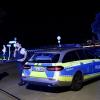 In einer Asylbewerberunterkunft in Kressbronn hat ein 31-Jähriger am späten Sonntagabend einen Menschen erstochen. Fünf weitere Personen mussten mit teils schweren Verletzungen in ein Krankenhaus.
Ein Toter - mehrere Verletzte in kritischem Zustand
Nach bisherigen Erkenntnissen soll ein 31-jährige Bewohner der Unterkunft gegen kurz vor 22 Uhr an mehreren Zimmern geklopft und dann wahllos auf die anwesenden Personen eingestochen haben. Bei dem Angriff wurde ein 38-jähriger Mann aus Syrien getötet. Fünf weitere Personen, vier Frauen im Alter zwischen 22 und 34 Jahren und ein 37-jähriger Mann wurden verletzt. Ein Opfer musste mit einem Rettungshubschrauber in ein Krankenhaus gebracht werden. Die anderen vier Verletzten wurden vom Rettungsdienst ebenfalls in Krankenhäuser gebracht. Bei einigen der anderen Verletzten sei der Gesundheitszustand ebenfalls als kritisch einzustufen, so das Polizeipräsidium Ravensburg. Nach bisherigem Kenntnisstand waren alle Beteiligten bis auf ein Opfer Bewohner der Unterkunft in der Argenstraße. 
[video]https://www.youtube.com/watch?v=XC_aiZoyyqQ[/video]Täter festgenommen
Der nigerianische Mann konnte durch die alarmierten Polizeibeamten vor der Unterkunft widerstandslos festgenommen werden. Der Hintergrund der Tat und der genaue Tatverlauf sind noch unklar. Spezialisten der Kriminaltechnik haben bis zum frühen Morgen Spuren am Tatort gesichert. Die Kripo in Friedrichshafen hat die Ermittlungen übernommen. Polizei, Rettungsdienst und Feuerwehr waren mit zahlreichen Einsatzkräften vor Ort. Der Täter sitzt nun in Untersuchungshaft, wie die Polizei Ravensburg mitteilt. Nicht der erste ZwischenfallBereits am 10. Mai dieses Jahres soll der Tatverdächtige in derselben Unterkunft randaliert und Bewohner mit einem Messer bedroht haben. Der 31-Jährige war damals wegen seines auffälligen Verhaltens von der Polizei in eine Fachklinik gebracht worden. Das zu der Zeit ebenfalls eingeleitete Ermittlungsverfahren wegen des Verdachts der Bedrohung und der Sachbeschädigung ist aktuell noch nicht abgeschlossen.

Auch im Landkreis Neu-Ulm hat ein Mann in einer Gemeinschaftsunterkunft einen anderen Mann mit einemMesser attackiert.Polizei Friedrichshafen richtet Ermittlungsgruppe einZur Aufklärung des Tatablaufs hat die Kriminalpolizeidirektion Friedrichshafen eine 25-köpfige Ermittlungsgruppe eingerichtet. Die Personen, die sich zur Tatzeit in der Unterkunft befanden, werden momentan befragt. Die gesicherten Spuren werden zur Auswertung an das Landeskriminalamt übersandt. Am Dienstag soll der Leichnam des Todesopfers obduziert werden.