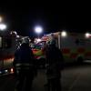 In einer Asylbewerberunterkunft in Kressbronn hat ein 31-Jähriger am späten Sonntagabend einen Menschen erstochen. Fünf weitere Personen mussten mit teils schweren Verletzungen in ein Krankenhaus.
Ein Toter - mehrere Verletzte in kritischem Zustand
Nach bisherigen Erkenntnissen soll ein 31-jährige Bewohner der Unterkunft gegen kurz vor 22 Uhr an mehreren Zimmern geklopft und dann wahllos auf die anwesenden Personen eingestochen haben. Bei dem Angriff wurde ein 38-jähriger Mann aus Syrien getötet. Fünf weitere Personen, vier Frauen im Alter zwischen 22 und 34 Jahren und ein 37-jähriger Mann wurden verletzt. Ein Opfer musste mit einem Rettungshubschrauber in ein Krankenhaus gebracht werden. Die anderen vier Verletzten wurden vom Rettungsdienst ebenfalls in Krankenhäuser gebracht. Bei einigen der anderen Verletzten sei der Gesundheitszustand ebenfalls als kritisch einzustufen, so das Polizeipräsidium Ravensburg. Nach bisherigem Kenntnisstand waren alle Beteiligten bis auf ein Opfer Bewohner der Unterkunft in der Argenstraße. 
[video]https://www.youtube.com/watch?v=XC_aiZoyyqQ[/video]Täter festgenommen
Der nigerianische Mann konnte durch die alarmierten Polizeibeamten vor der Unterkunft widerstandslos festgenommen werden. Der Hintergrund der Tat und der genaue Tatverlauf sind noch unklar. Spezialisten der Kriminaltechnik haben bis zum frühen Morgen Spuren am Tatort gesichert. Die Kripo in Friedrichshafen hat die Ermittlungen übernommen. Polizei, Rettungsdienst und Feuerwehr waren mit zahlreichen Einsatzkräften vor Ort. Der Täter sitzt nun in Untersuchungshaft, wie die Polizei Ravensburg mitteilt. Nicht der erste ZwischenfallBereits am 10. Mai dieses Jahres soll der Tatverdächtige in derselben Unterkunft randaliert und Bewohner mit einem Messer bedroht haben. Der 31-Jährige war damals wegen seines auffälligen Verhaltens von der Polizei in eine Fachklinik gebracht worden. Das zu der Zeit ebenfalls eingeleitete Ermittlungsverfahren wegen des Verdachts der Bedrohung und der Sachbeschädigung ist aktuell noch nicht abgeschlossen.

Auch im Landkreis Neu-Ulm hat ein Mann in einer Gemeinschaftsunterkunft einen anderen Mann mit einemMesser attackiert.Polizei Friedrichshafen richtet Ermittlungsgruppe einZur Aufklärung des Tatablaufs hat die Kriminalpolizeidirektion Friedrichshafen eine 25-köpfige Ermittlungsgruppe eingerichtet. Die Personen, die sich zur Tatzeit in der Unterkunft befanden, werden momentan befragt. Die gesicherten Spuren werden zur Auswertung an das Landeskriminalamt übersandt. Am Dienstag soll der Leichnam des Todesopfers obduziert werden.