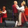 Obwohl die grauen Wolken nichts Gutes verhießen, strömten wieder zahlreiche Besucher in die Festzelte auf der Allgäuer Festwoche. Die Band "Bergluft" sorgte im Stiftzelt für gute Stimmung. Kunst- und Kulturliebhaber bekamen auf der Stadtbühne traditionelle Volkstänze aus Bayern und dem Orient zu sehen.
Festgelände wegen Unwetter geräumtSpäter am Abend machte das Wetter den Feiernden dann doch einen Strich durch die Rechnung. Wie die Allgäuer Zeitung berichtet, musste das Festwochengelände  gegen 23:00 Uhr wegen eines Unwetters geräumt werden.
