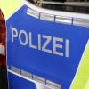 In einer Asylbewerberunterkunft in Kressbronn hat ein 31-Jähriger am späten Sonntagabend einen Menschen erstochen. Fünf weitere Personen mussten mit teils schweren Verletzungen in ein Krankenhaus.
Ein Toter - mehrere Verletzte in kritischem Zustand
Nach bisherigen Erkenntnissen soll ein 31-jährige Bewohner der Unterkunft gegen kurz vor 22 Uhr an mehreren Zimmern geklopft und dann wahllos auf die anwesenden Personen eingestochen haben. Bei dem Angriff wurde ein 38-jähriger Mann aus Syrien getötet. Fünf weitere Personen, vier Frauen im Alter zwischen 22 und 34 Jahren und ein 37-jähriger Mann wurden verletzt. Ein Opfer musste mit einem Rettungshubschrauber in ein Krankenhaus gebracht werden. Die anderen vier Verletzten wurden vom Rettungsdienst ebenfalls in Krankenhäuser gebracht. Bei einigen der anderen Verletzten sei der Gesundheitszustand ebenfalls als kritisch einzustufen, so das Polizeipräsidium Ravensburg. Nach bisherigem Kenntnisstand waren alle Beteiligten bis auf ein Opfer Bewohner der Unterkunft in der Argenstraße. 
[video]https://www.youtube.com/watch?v=XC_aiZoyyqQ[/video]Täter festgenommen
Der nigerianische Mann konnte durch die alarmierten Polizeibeamten vor der Unterkunft widerstandslos festgenommen werden. Der Hintergrund der Tat und der genaue Tatverlauf sind noch unklar. Spezialisten der Kriminaltechnik haben bis zum frühen Morgen Spuren am Tatort gesichert. Die Kripo in Friedrichshafen hat die Ermittlungen übernommen. Polizei, Rettungsdienst und Feuerwehr waren mit zahlreichen Einsatzkräften vor Ort. Der Täter sitzt nun in Untersuchungshaft, wie die Polizei Ravensburg mitteilt. Nicht der erste ZwischenfallBereits am 10. Mai dieses Jahres soll der Tatverdächtige in derselben Unterkunft randaliert und Bewohner mit einem Messer bedroht haben. Der 31-Jährige war damals wegen seines auffälligen Verhaltens von der Polizei in eine Fachklinik gebracht worden. Das zu der Zeit ebenfalls eingeleitete Ermittlungsverfahren wegen des Verdachts der Bedrohung und der Sachbeschädigung ist aktuell noch nicht abgeschlossen.

Auch im Landkreis Neu-Ulm hat ein Mann in einer Gemeinschaftsunterkunft einen anderen Mann mit einemMesser attackiert.Polizei Friedrichshafen richtet Ermittlungsgruppe einZur Aufklärung des Tatablaufs hat die Kriminalpolizeidirektion Friedrichshafen eine 25-köpfige Ermittlungsgruppe eingerichtet. Die Personen, die sich zur Tatzeit in der Unterkunft befanden, werden momentan befragt. Die gesicherten Spuren werden zur Auswertung an das Landeskriminalamt übersandt. Am Dienstag soll der Leichnam des Todesopfers obduziert werden.