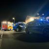 In einer Asylbewerberunterkunft in Kressbronn hat ein 31-Jähriger am späten Sonntagabend einen Menschen erstochen. Fünf weitere Personen mussten mit teils schweren Verletzungen in ein Krankenhaus.
Ein Toter - mehrere Verletzte in kritischem Zustand
Nach bisherigen Erkenntnissen soll ein 31-jährige Bewohner der Unterkunft gegen kurz vor 22 Uhr an mehreren Zimmern geklopft und dann wahllos auf die anwesenden Personen eingestochen haben. Bei dem Angriff wurde ein 38-jähriger Mann aus Syrien getötet. Fünf weitere Personen, vier Frauen im Alter zwischen 22 und 34 Jahren und ein 37-jähriger Mann wurden verletzt. Ein Opfer musste mit einem Rettungshubschrauber in ein Krankenhaus gebracht werden. Die anderen vier Verletzten wurden vom Rettungsdienst ebenfalls in Krankenhäuser gebracht. Bei einigen der anderen Verletzten sei der Gesundheitszustand ebenfalls als kritisch einzustufen, so das Polizeipräsidium Ravensburg. Nach bisherigem Kenntnisstand waren alle Beteiligten bis auf ein Opfer Bewohner der Unterkunft in der Argenstraße. 
[video]https://www.youtube.com/watch?v=XC_aiZoyyqQ[/video]Täter festgenommen
Der nigerianische Mann konnte durch die alarmierten Polizeibeamten vor der Unterkunft widerstandslos festgenommen werden. Der Hintergrund der Tat und der genaue Tatverlauf sind noch unklar. Spezialisten der Kriminaltechnik haben bis zum frühen Morgen Spuren am Tatort gesichert. Die Kripo in Friedrichshafen hat die Ermittlungen übernommen. Polizei, Rettungsdienst und Feuerwehr waren mit zahlreichen Einsatzkräften vor Ort. Der Täter sitzt nun in Untersuchungshaft, wie die Polizei Ravensburg mitteilt. Nicht der erste ZwischenfallBereits am 10. Mai dieses Jahres soll der Tatverdächtige in derselben Unterkunft randaliert und Bewohner mit einem Messer bedroht haben. Der 31-Jährige war damals wegen seines auffälligen Verhaltens von der Polizei in eine Fachklinik gebracht worden. Das zu der Zeit ebenfalls eingeleitete Ermittlungsverfahren wegen des Verdachts der Bedrohung und der Sachbeschädigung ist aktuell noch nicht abgeschlossen.

Auch im Landkreis Neu-Ulm hat ein Mann in einer Gemeinschaftsunterkunft einen anderen Mann mit einemMesser attackiert.Polizei Friedrichshafen richtet Ermittlungsgruppe einZur Aufklärung des Tatablaufs hat die Kriminalpolizeidirektion Friedrichshafen eine 25-köpfige Ermittlungsgruppe eingerichtet. Die Personen, die sich zur Tatzeit in der Unterkunft befanden, werden momentan befragt. Die gesicherten Spuren werden zur Auswertung an das Landeskriminalamt übersandt. Am Dienstag soll der Leichnam des Todesopfers obduziert werden.