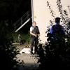In einer Asylbewerberunterkunft in Kressbronn hat ein 31-Jähriger am späten Sonntagabend einen Menschen erstochen. Fünf weitere Personen mussten mit teils schweren Verletzungen in ein Krankenhaus.
Ein Toter - mehrere Verletzte in kritischem Zustand
Nach bisherigen Erkenntnissen soll ein 31-jährige Bewohner der Unterkunft gegen kurz vor 22 Uhr an mehreren Zimmern geklopft und dann wahllos auf die anwesenden Personen eingestochen haben. Bei dem Angriff wurde ein 38-jähriger Mann aus Syrien getötet. Fünf weitere Personen, vier Frauen im Alter zwischen 22 und 34 Jahren und ein 37-jähriger Mann wurden verletzt. Ein Opfer musste mit einem Rettungshubschrauber in ein Krankenhaus gebracht werden. Die anderen vier Verletzten wurden vom Rettungsdienst ebenfalls in Krankenhäuser gebracht. Bei einigen der anderen Verletzten sei der Gesundheitszustand ebenfalls als kritisch einzustufen, so das Polizeipräsidium Ravensburg. Nach bisherigem Kenntnisstand waren alle Beteiligten bis auf ein Opfer Bewohner der Unterkunft in der Argenstraße. 
[video]https://www.youtube.com/watch?v=XC_aiZoyyqQ[/video]Täter festgenommen
Der nigerianische Mann konnte durch die alarmierten Polizeibeamten vor der Unterkunft widerstandslos festgenommen werden. Der Hintergrund der Tat und der genaue Tatverlauf sind noch unklar. Spezialisten der Kriminaltechnik haben bis zum frühen Morgen Spuren am Tatort gesichert. Die Kripo in Friedrichshafen hat die Ermittlungen übernommen. Polizei, Rettungsdienst und Feuerwehr waren mit zahlreichen Einsatzkräften vor Ort. Der Täter sitzt nun in Untersuchungshaft, wie die Polizei Ravensburg mitteilt. Nicht der erste ZwischenfallBereits am 10. Mai dieses Jahres soll der Tatverdächtige in derselben Unterkunft randaliert und Bewohner mit einem Messer bedroht haben. Der 31-Jährige war damals wegen seines auffälligen Verhaltens von der Polizei in eine Fachklinik gebracht worden. Das zu der Zeit ebenfalls eingeleitete Ermittlungsverfahren wegen des Verdachts der Bedrohung und der Sachbeschädigung ist aktuell noch nicht abgeschlossen.

Auch im Landkreis Neu-Ulm hat ein Mann in einer Gemeinschaftsunterkunft einen anderen Mann mit einemMesser attackiert.Polizei Friedrichshafen richtet Ermittlungsgruppe einZur Aufklärung des Tatablaufs hat die Kriminalpolizeidirektion Friedrichshafen eine 25-köpfige Ermittlungsgruppe eingerichtet. Die Personen, die sich zur Tatzeit in der Unterkunft befanden, werden momentan befragt. Die gesicherten Spuren werden zur Auswertung an das Landeskriminalamt übersandt. Am Dienstag soll der Leichnam des Todesopfers obduziert werden.