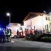 In einer Asylbewerberunterkunft in Kressbronn hat ein 31-Jähriger am späten Sonntagabend einen Menschen erstochen. Fünf weitere Personen mussten mit teils schweren Verletzungen in ein Krankenhaus.
Ein Toter - mehrere Verletzte in kritischem Zustand
Nach bisherigen Erkenntnissen soll ein 31-jährige Bewohner der Unterkunft gegen kurz vor 22 Uhr an mehreren Zimmern geklopft und dann wahllos auf die anwesenden Personen eingestochen haben. Bei dem Angriff wurde ein 38-jähriger Mann aus Syrien getötet. Fünf weitere Personen, vier Frauen im Alter zwischen 22 und 34 Jahren und ein 37-jähriger Mann wurden verletzt. Ein Opfer musste mit einem Rettungshubschrauber in ein Krankenhaus gebracht werden. Die anderen vier Verletzten wurden vom Rettungsdienst ebenfalls in Krankenhäuser gebracht. Bei einigen der anderen Verletzten sei der Gesundheitszustand ebenfalls als kritisch einzustufen, so das Polizeipräsidium Ravensburg. Nach bisherigem Kenntnisstand waren alle Beteiligten bis auf ein Opfer Bewohner der Unterkunft in der Argenstraße. 
[video]https://www.youtube.com/watch?v=XC_aiZoyyqQ[/video]Täter festgenommen
Der nigerianische Mann konnte durch die alarmierten Polizeibeamten vor der Unterkunft widerstandslos festgenommen werden. Der Hintergrund der Tat und der genaue Tatverlauf sind noch unklar. Spezialisten der Kriminaltechnik haben bis zum frühen Morgen Spuren am Tatort gesichert. Die Kripo in Friedrichshafen hat die Ermittlungen übernommen. Polizei, Rettungsdienst und Feuerwehr waren mit zahlreichen Einsatzkräften vor Ort. Der Täter sitzt nun in Untersuchungshaft, wie die Polizei Ravensburg mitteilt. Nicht der erste ZwischenfallBereits am 10. Mai dieses Jahres soll der Tatverdächtige in derselben Unterkunft randaliert und Bewohner mit einem Messer bedroht haben. Der 31-Jährige war damals wegen seines auffälligen Verhaltens von der Polizei in eine Fachklinik gebracht worden. Das zu der Zeit ebenfalls eingeleitete Ermittlungsverfahren wegen des Verdachts der Bedrohung und der Sachbeschädigung ist aktuell noch nicht abgeschlossen.

Auch im Landkreis Neu-Ulm hat ein Mann in einer Gemeinschaftsunterkunft einen anderen Mann mit einemMesser attackiert.Polizei Friedrichshafen richtet Ermittlungsgruppe einZur Aufklärung des Tatablaufs hat die Kriminalpolizeidirektion Friedrichshafen eine 25-köpfige Ermittlungsgruppe eingerichtet. Die Personen, die sich zur Tatzeit in der Unterkunft befanden, werden momentan befragt. Die gesicherten Spuren werden zur Auswertung an das Landeskriminalamt übersandt. Am Dienstag soll der Leichnam des Todesopfers obduziert werden.