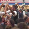 Der Donnerstag machte seinem Namen alle Ehre auf der Allgäuer Festwoche. Am Abend fegte ein Regenschauer über das Festgelände - zeitweise musste das Festwochengelände sogar geräumt werden. Im Laufe des Abends beruhigte sich die Wetterlage dann aber wieder. Die Folge: Volle Festzelte und jede Menge gute Laune.