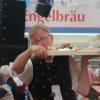 Am Freitagnachmittag gab wegen des Dauerregens nicht viele Besucher auf der Festwoche. Dennoch ließen sich die Besucher und die Angestellten den Spaß nicht verderben. Auch die Festzelte waren wieder gut besucht.