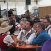 Am Freitagnachmittag gab wegen des Dauerregens nicht viele Besucher auf der Festwoche. Dennoch ließen sich die Besucher und die Angestellten den Spaß nicht verderben. Auch die Festzelte waren wieder gut besucht.