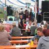 Am Freitagnachmittag gab wegen des Dauerregens nicht viele Besucher auf der Festwoche. Dennoch ließen sich die Besucher und die Angestellten den Spaß nicht verderben. Auch die Festzelte waren wieder gut besucht.