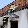 Update 16. August:Wie die Polizei mitgeteilt hat, wurden bei dem Brand eine Person schwer und zwei weitere leicht verletzt. Die schwerverletzte Person wurde in eine Spezialklinik geflogen. Der Sachschaden beträgt etwa zwei Millionen Euro.
[video]https://www.youtube.com/watch?v=5A7X2H5aY40[/video]Update:Wie ein Sprecher der Polizei gegenüberall-in.desagt, sind die Löscharbeiten des brennenden Wohn- und Geschäftshauses in Lindau mittlerweile abgeschlossen. Aus Sicherheitsgründen besteht derzeit allerdings noch eine Brandwache. Bei dem Feuer hat sich laut Polizei eine Person schwere Verletzungen zugezogen. Das Haus ist nicht mehr bewohnbar. Für die Personen die dort gewohnt haben, wurden Ersatzunterkünfte bereitgestellt. Die Ursache des Brandes ist weiterhin unklar.Bezugsmeldung:Im Lindauer Stadtteil Hoyren brennt ein Wohn- und Geschäftshaus. Wie die Polizei gegenüberall-in.demitteilt, ist der Brand nach ersten Erkenntnissen in einer Wohnung im 2. Stock ausgebrochen. Zwei Bewohner musste die Feuerwehr über einen Balkon retten. Im Erdgeschoß befindet sich ein Supermarkt.Löscharbeiten der FeuerwehrÜber Verletzte gibt es noch keine Erkenntnisse, aber offenbar befinden sich keine Menschen mehr im Haus. Die Feuerwehr ist vor Ort mit Löscharbeiten im Einsatz. Über die Brandursache gibt es noch keine Erkenntnisse.