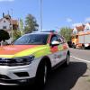 Update 16. August:Wie die Polizei mitgeteilt hat, wurden bei dem Brand eine Person schwer und zwei weitere leicht verletzt. Die schwerverletzte Person wurde in eine Spezialklinik geflogen. Der Sachschaden beträgt etwa zwei Millionen Euro.
[video]https://www.youtube.com/watch?v=5A7X2H5aY40[/video]Update:Wie ein Sprecher der Polizei gegenüberall-in.desagt, sind die Löscharbeiten des brennenden Wohn- und Geschäftshauses in Lindau mittlerweile abgeschlossen. Aus Sicherheitsgründen besteht derzeit allerdings noch eine Brandwache. Bei dem Feuer hat sich laut Polizei eine Person schwere Verletzungen zugezogen. Das Haus ist nicht mehr bewohnbar. Für die Personen die dort gewohnt haben, wurden Ersatzunterkünfte bereitgestellt. Die Ursache des Brandes ist weiterhin unklar.Bezugsmeldung:Im Lindauer Stadtteil Hoyren brennt ein Wohn- und Geschäftshaus. Wie die Polizei gegenüberall-in.demitteilt, ist der Brand nach ersten Erkenntnissen in einer Wohnung im 2. Stock ausgebrochen. Zwei Bewohner musste die Feuerwehr über einen Balkon retten. Im Erdgeschoß befindet sich ein Supermarkt.Löscharbeiten der FeuerwehrÜber Verletzte gibt es noch keine Erkenntnisse, aber offenbar befinden sich keine Menschen mehr im Haus. Die Feuerwehr ist vor Ort mit Löscharbeiten im Einsatz. Über die Brandursache gibt es noch keine Erkenntnisse.