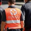 Update 16. August:Wie die Polizei mitgeteilt hat, wurden bei dem Brand eine Person schwer und zwei weitere leicht verletzt. Die schwerverletzte Person wurde in eine Spezialklinik geflogen. Der Sachschaden beträgt etwa zwei Millionen Euro.
[video]https://www.youtube.com/watch?v=5A7X2H5aY40[/video]Update:Wie ein Sprecher der Polizei gegenüberall-in.desagt, sind die Löscharbeiten des brennenden Wohn- und Geschäftshauses in Lindau mittlerweile abgeschlossen. Aus Sicherheitsgründen besteht derzeit allerdings noch eine Brandwache. Bei dem Feuer hat sich laut Polizei eine Person schwere Verletzungen zugezogen. Das Haus ist nicht mehr bewohnbar. Für die Personen die dort gewohnt haben, wurden Ersatzunterkünfte bereitgestellt. Die Ursache des Brandes ist weiterhin unklar.Bezugsmeldung:Im Lindauer Stadtteil Hoyren brennt ein Wohn- und Geschäftshaus. Wie die Polizei gegenüberall-in.demitteilt, ist der Brand nach ersten Erkenntnissen in einer Wohnung im 2. Stock ausgebrochen. Zwei Bewohner musste die Feuerwehr über einen Balkon retten. Im Erdgeschoß befindet sich ein Supermarkt.Löscharbeiten der FeuerwehrÜber Verletzte gibt es noch keine Erkenntnisse, aber offenbar befinden sich keine Menschen mehr im Haus. Die Feuerwehr ist vor Ort mit Löscharbeiten im Einsatz. Über die Brandursache gibt es noch keine Erkenntnisse.