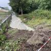 Auch die Gemeinde Kennelbach bei Bregenz blieb nicht von den Wassermassen verschont. Innerhalb kürzester Zeit staute sich dort die sonst ruhige Bregenzer Ach zu einem reißenden Fluss auf.
[video]https://www.youtube.com/watch?v=yrzpEPfL9L4[/video] 
Brücke wurde "freigebaggert""Die örtlichen Baggerbetriebe sind sofort gekommen und haben die Verklausung an der Brücke sofort freigebaggert. Sonst hätte es noch viel schlechter ausgeschaut. Ich hatte viel Glück, die Baumstämme haben sich am Geländer verkeilt und das Wasser über die Straße geleitet", so Anwohner Hans Plankensteiner. Die Straße vor dem Haus von Hans Plankensteiner ist komplett voll mit Geröll und Baumstämmen. Feuerwehr und Anwohner befreiten Keller und Einfahrten von Schlamm und Geröll.Keine WarnungEine Warnung gab es laut den Anwohnern von Kennelbach nicht. Weder über Sirene noch über eine Warnapp kam eine Meldung. Gerettet wurden die Anwohner von den umliegenden Baggerbetrieben, die sofort vor Ort waren.