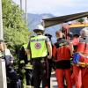 Update 16. August:Wie die Polizei mitgeteilt hat, wurden bei dem Brand eine Person schwer und zwei weitere leicht verletzt. Die schwerverletzte Person wurde in eine Spezialklinik geflogen. Der Sachschaden beträgt etwa zwei Millionen Euro.
[video]https://www.youtube.com/watch?v=5A7X2H5aY40[/video]Update:Wie ein Sprecher der Polizei gegenüberall-in.desagt, sind die Löscharbeiten des brennenden Wohn- und Geschäftshauses in Lindau mittlerweile abgeschlossen. Aus Sicherheitsgründen besteht derzeit allerdings noch eine Brandwache. Bei dem Feuer hat sich laut Polizei eine Person schwere Verletzungen zugezogen. Das Haus ist nicht mehr bewohnbar. Für die Personen die dort gewohnt haben, wurden Ersatzunterkünfte bereitgestellt. Die Ursache des Brandes ist weiterhin unklar.Bezugsmeldung:Im Lindauer Stadtteil Hoyren brennt ein Wohn- und Geschäftshaus. Wie die Polizei gegenüberall-in.demitteilt, ist der Brand nach ersten Erkenntnissen in einer Wohnung im 2. Stock ausgebrochen. Zwei Bewohner musste die Feuerwehr über einen Balkon retten. Im Erdgeschoß befindet sich ein Supermarkt.Löscharbeiten der FeuerwehrÜber Verletzte gibt es noch keine Erkenntnisse, aber offenbar befinden sich keine Menschen mehr im Haus. Die Feuerwehr ist vor Ort mit Löscharbeiten im Einsatz. Über die Brandursache gibt es noch keine Erkenntnisse.