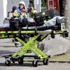 Update 16. August:Wie die Polizei mitgeteilt hat, wurden bei dem Brand eine Person schwer und zwei weitere leicht verletzt. Die schwerverletzte Person wurde in eine Spezialklinik geflogen. Der Sachschaden beträgt etwa zwei Millionen Euro.
[video]https://www.youtube.com/watch?v=5A7X2H5aY40[/video]Update:Wie ein Sprecher der Polizei gegenüberall-in.desagt, sind die Löscharbeiten des brennenden Wohn- und Geschäftshauses in Lindau mittlerweile abgeschlossen. Aus Sicherheitsgründen besteht derzeit allerdings noch eine Brandwache. Bei dem Feuer hat sich laut Polizei eine Person schwere Verletzungen zugezogen. Das Haus ist nicht mehr bewohnbar. Für die Personen die dort gewohnt haben, wurden Ersatzunterkünfte bereitgestellt. Die Ursache des Brandes ist weiterhin unklar.Bezugsmeldung:Im Lindauer Stadtteil Hoyren brennt ein Wohn- und Geschäftshaus. Wie die Polizei gegenüberall-in.demitteilt, ist der Brand nach ersten Erkenntnissen in einer Wohnung im 2. Stock ausgebrochen. Zwei Bewohner musste die Feuerwehr über einen Balkon retten. Im Erdgeschoß befindet sich ein Supermarkt.Löscharbeiten der FeuerwehrÜber Verletzte gibt es noch keine Erkenntnisse, aber offenbar befinden sich keine Menschen mehr im Haus. Die Feuerwehr ist vor Ort mit Löscharbeiten im Einsatz. Über die Brandursache gibt es noch keine Erkenntnisse.