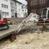 Auch die Gemeinde Kennelbach bei Bregenz blieb nicht von den Wassermassen verschont. Innerhalb kürzester Zeit staute sich dort die sonst ruhige Bregenzer Ach zu einem reißenden Fluss auf.
[video]https://www.youtube.com/watch?v=yrzpEPfL9L4[/video] 
Brücke wurde "freigebaggert""Die örtlichen Baggerbetriebe sind sofort gekommen und haben die Verklausung an der Brücke sofort freigebaggert. Sonst hätte es noch viel schlechter ausgeschaut. Ich hatte viel Glück, die Baumstämme haben sich am Geländer verkeilt und das Wasser über die Straße geleitet", so Anwohner Hans Plankensteiner. Die Straße vor dem Haus von Hans Plankensteiner ist komplett voll mit Geröll und Baumstämmen. Feuerwehr und Anwohner befreiten Keller und Einfahrten von Schlamm und Geröll.Keine WarnungEine Warnung gab es laut den Anwohnern von Kennelbach nicht. Weder über Sirene noch über eine Warnapp kam eine Meldung. Gerettet wurden die Anwohner von den umliegenden Baggerbetrieben, die sofort vor Ort waren.