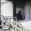 Update 16. August:Wie die Polizei mitgeteilt hat, wurden bei dem Brand eine Person schwer und zwei weitere leicht verletzt. Die schwerverletzte Person wurde in eine Spezialklinik geflogen. Der Sachschaden beträgt etwa zwei Millionen Euro.
[video]https://www.youtube.com/watch?v=5A7X2H5aY40[/video]Update:Wie ein Sprecher der Polizei gegenüberall-in.desagt, sind die Löscharbeiten des brennenden Wohn- und Geschäftshauses in Lindau mittlerweile abgeschlossen. Aus Sicherheitsgründen besteht derzeit allerdings noch eine Brandwache. Bei dem Feuer hat sich laut Polizei eine Person schwere Verletzungen zugezogen. Das Haus ist nicht mehr bewohnbar. Für die Personen die dort gewohnt haben, wurden Ersatzunterkünfte bereitgestellt. Die Ursache des Brandes ist weiterhin unklar.Bezugsmeldung:Im Lindauer Stadtteil Hoyren brennt ein Wohn- und Geschäftshaus. Wie die Polizei gegenüberall-in.demitteilt, ist der Brand nach ersten Erkenntnissen in einer Wohnung im 2. Stock ausgebrochen. Zwei Bewohner musste die Feuerwehr über einen Balkon retten. Im Erdgeschoß befindet sich ein Supermarkt.Löscharbeiten der FeuerwehrÜber Verletzte gibt es noch keine Erkenntnisse, aber offenbar befinden sich keine Menschen mehr im Haus. Die Feuerwehr ist vor Ort mit Löscharbeiten im Einsatz. Über die Brandursache gibt es noch keine Erkenntnisse.