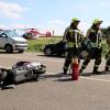 Am Dienstagnachmittag ist der 73-jährige Fahrer eines Motorrollers bei Günzburg tödlich verunglückt. Wie die Polizei mitteilt, ist der Motorroller mit einem Auto zusammengestoßen. Der Rollerfahrer ist noch an der Unfallstelle gestorben.
Rollerfahrer missachtete die VorfahrtDer 73-Jährige fuhr mit seinem Motorroller auf Höhe Nornheim auf die Staatsstraße 2510 ein. Dabei übersah er einen aus Richtung Burgau auf der Staatsstraße herannahenden Kleinbus. Die 32-jährige Fahrerin des Kleinbusses hatte Vorfahrt. Im Einmündungsbereich sind die beiden Fahrzeugen zusammengestoßen.Fahrerin und 4 Kinder im Kleinbus unverletztDer Rollerfahrer erlag noch an der Unfallstelle seinen schweren Verletzungen. Die Fahrerin des Kleinbusses und ihre Insassen, vier Kinder, wurden nach dem derzeitigen Erkenntnisstand nicht verletzt.

Die Staatsstraße war im Bereich der Unfallstelle für mehr als zwei Stunden vollständig gesperrt. Eine entsprechende Umleitungsstrecke wurde eingerichtet. An der Unfallstelle waren neben der Polizei Einsatzkräfte der Freiwilligen Feuerwehren Günzburg und Nornheim sowie Kräfte des Rettungsdienstes eingesetzt. Ebenfalls im Einsatz waren zwei Rettungshubschrauber.