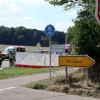 Am Dienstagnachmittag ist der 73-jährige Fahrer eines Motorrollers bei Günzburg tödlich verunglückt. Wie die Polizei mitteilt, ist der Motorroller mit einem Auto zusammengestoßen. Der Rollerfahrer ist noch an der Unfallstelle gestorben.
Rollerfahrer missachtete die VorfahrtDer 73-Jährige fuhr mit seinem Motorroller auf Höhe Nornheim auf die Staatsstraße 2510 ein. Dabei übersah er einen aus Richtung Burgau auf der Staatsstraße herannahenden Kleinbus. Die 32-jährige Fahrerin des Kleinbusses hatte Vorfahrt. Im Einmündungsbereich sind die beiden Fahrzeugen zusammengestoßen.Fahrerin und 4 Kinder im Kleinbus unverletztDer Rollerfahrer erlag noch an der Unfallstelle seinen schweren Verletzungen. Die Fahrerin des Kleinbusses und ihre Insassen, vier Kinder, wurden nach dem derzeitigen Erkenntnisstand nicht verletzt.

Die Staatsstraße war im Bereich der Unfallstelle für mehr als zwei Stunden vollständig gesperrt. Eine entsprechende Umleitungsstrecke wurde eingerichtet. An der Unfallstelle waren neben der Polizei Einsatzkräfte der Freiwilligen Feuerwehren Günzburg und Nornheim sowie Kräfte des Rettungsdienstes eingesetzt. Ebenfalls im Einsatz waren zwei Rettungshubschrauber.
