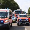 Am Dienstagnachmittag ist der 73-jährige Fahrer eines Motorrollers bei Günzburg tödlich verunglückt. Wie die Polizei mitteilt, ist der Motorroller mit einem Auto zusammengestoßen. Der Rollerfahrer ist noch an der Unfallstelle gestorben.
Rollerfahrer missachtete die VorfahrtDer 73-Jährige fuhr mit seinem Motorroller auf Höhe Nornheim auf die Staatsstraße 2510 ein. Dabei übersah er einen aus Richtung Burgau auf der Staatsstraße herannahenden Kleinbus. Die 32-jährige Fahrerin des Kleinbusses hatte Vorfahrt. Im Einmündungsbereich sind die beiden Fahrzeugen zusammengestoßen.Fahrerin und 4 Kinder im Kleinbus unverletztDer Rollerfahrer erlag noch an der Unfallstelle seinen schweren Verletzungen. Die Fahrerin des Kleinbusses und ihre Insassen, vier Kinder, wurden nach dem derzeitigen Erkenntnisstand nicht verletzt.

Die Staatsstraße war im Bereich der Unfallstelle für mehr als zwei Stunden vollständig gesperrt. Eine entsprechende Umleitungsstrecke wurde eingerichtet. An der Unfallstelle waren neben der Polizei Einsatzkräfte der Freiwilligen Feuerwehren Günzburg und Nornheim sowie Kräfte des Rettungsdienstes eingesetzt. Ebenfalls im Einsatz waren zwei Rettungshubschrauber.