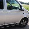 Am Dienstagnachmittag ist der 73-jährige Fahrer eines Motorrollers bei Günzburg tödlich verunglückt. Wie die Polizei mitteilt, ist der Motorroller mit einem Auto zusammengestoßen. Der Rollerfahrer ist noch an der Unfallstelle gestorben.
Rollerfahrer missachtete die VorfahrtDer 73-Jährige fuhr mit seinem Motorroller auf Höhe Nornheim auf die Staatsstraße 2510 ein. Dabei übersah er einen aus Richtung Burgau auf der Staatsstraße herannahenden Kleinbus. Die 32-jährige Fahrerin des Kleinbusses hatte Vorfahrt. Im Einmündungsbereich sind die beiden Fahrzeugen zusammengestoßen.Fahrerin und 4 Kinder im Kleinbus unverletztDer Rollerfahrer erlag noch an der Unfallstelle seinen schweren Verletzungen. Die Fahrerin des Kleinbusses und ihre Insassen, vier Kinder, wurden nach dem derzeitigen Erkenntnisstand nicht verletzt.

Die Staatsstraße war im Bereich der Unfallstelle für mehr als zwei Stunden vollständig gesperrt. Eine entsprechende Umleitungsstrecke wurde eingerichtet. An der Unfallstelle waren neben der Polizei Einsatzkräfte der Freiwilligen Feuerwehren Günzburg und Nornheim sowie Kräfte des Rettungsdienstes eingesetzt. Ebenfalls im Einsatz waren zwei Rettungshubschrauber.