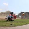 Am Dienstagnachmittag ist der 73-jährige Fahrer eines Motorrollers bei Günzburg tödlich verunglückt. Wie die Polizei mitteilt, ist der Motorroller mit einem Auto zusammengestoßen. Der Rollerfahrer ist noch an der Unfallstelle gestorben.
Rollerfahrer missachtete die VorfahrtDer 73-Jährige fuhr mit seinem Motorroller auf Höhe Nornheim auf die Staatsstraße 2510 ein. Dabei übersah er einen aus Richtung Burgau auf der Staatsstraße herannahenden Kleinbus. Die 32-jährige Fahrerin des Kleinbusses hatte Vorfahrt. Im Einmündungsbereich sind die beiden Fahrzeugen zusammengestoßen.Fahrerin und 4 Kinder im Kleinbus unverletztDer Rollerfahrer erlag noch an der Unfallstelle seinen schweren Verletzungen. Die Fahrerin des Kleinbusses und ihre Insassen, vier Kinder, wurden nach dem derzeitigen Erkenntnisstand nicht verletzt.

Die Staatsstraße war im Bereich der Unfallstelle für mehr als zwei Stunden vollständig gesperrt. Eine entsprechende Umleitungsstrecke wurde eingerichtet. An der Unfallstelle waren neben der Polizei Einsatzkräfte der Freiwilligen Feuerwehren Günzburg und Nornheim sowie Kräfte des Rettungsdienstes eingesetzt. Ebenfalls im Einsatz waren zwei Rettungshubschrauber.