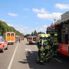 Am Dienstagnachmittag ist der 73-jährige Fahrer eines Motorrollers bei Günzburg tödlich verunglückt. Wie die Polizei mitteilt, ist der Motorroller mit einem Auto zusammengestoßen. Der Rollerfahrer ist noch an der Unfallstelle gestorben.
Rollerfahrer missachtete die VorfahrtDer 73-Jährige fuhr mit seinem Motorroller auf Höhe Nornheim auf die Staatsstraße 2510 ein. Dabei übersah er einen aus Richtung Burgau auf der Staatsstraße herannahenden Kleinbus. Die 32-jährige Fahrerin des Kleinbusses hatte Vorfahrt. Im Einmündungsbereich sind die beiden Fahrzeugen zusammengestoßen.Fahrerin und 4 Kinder im Kleinbus unverletztDer Rollerfahrer erlag noch an der Unfallstelle seinen schweren Verletzungen. Die Fahrerin des Kleinbusses und ihre Insassen, vier Kinder, wurden nach dem derzeitigen Erkenntnisstand nicht verletzt.

Die Staatsstraße war im Bereich der Unfallstelle für mehr als zwei Stunden vollständig gesperrt. Eine entsprechende Umleitungsstrecke wurde eingerichtet. An der Unfallstelle waren neben der Polizei Einsatzkräfte der Freiwilligen Feuerwehren Günzburg und Nornheim sowie Kräfte des Rettungsdienstes eingesetzt. Ebenfalls im Einsatz waren zwei Rettungshubschrauber.