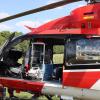 Am Dienstagnachmittag ist der 73-jährige Fahrer eines Motorrollers bei Günzburg tödlich verunglückt. Wie die Polizei mitteilt, ist der Motorroller mit einem Auto zusammengestoßen. Der Rollerfahrer ist noch an der Unfallstelle gestorben.
Rollerfahrer missachtete die VorfahrtDer 73-Jährige fuhr mit seinem Motorroller auf Höhe Nornheim auf die Staatsstraße 2510 ein. Dabei übersah er einen aus Richtung Burgau auf der Staatsstraße herannahenden Kleinbus. Die 32-jährige Fahrerin des Kleinbusses hatte Vorfahrt. Im Einmündungsbereich sind die beiden Fahrzeugen zusammengestoßen.Fahrerin und 4 Kinder im Kleinbus unverletztDer Rollerfahrer erlag noch an der Unfallstelle seinen schweren Verletzungen. Die Fahrerin des Kleinbusses und ihre Insassen, vier Kinder, wurden nach dem derzeitigen Erkenntnisstand nicht verletzt.

Die Staatsstraße war im Bereich der Unfallstelle für mehr als zwei Stunden vollständig gesperrt. Eine entsprechende Umleitungsstrecke wurde eingerichtet. An der Unfallstelle waren neben der Polizei Einsatzkräfte der Freiwilligen Feuerwehren Günzburg und Nornheim sowie Kräfte des Rettungsdienstes eingesetzt. Ebenfalls im Einsatz waren zwei Rettungshubschrauber.