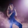 Dramatischer hätten auch Drehbuchschreiber Helene Fischers (38) Mega-Konzert in München vor 130.000 Menschen nicht inszenieren können. Wie ein Damoklesschwert hingen wortwörtlich düstere Wolken über dem Event, die Unwetterwarnungen verhießen nichts Gutes. Zeitweise mussten die seit Stunden ausharrenden Fans sogar in die anliegenden Messehallen evakuiert werden. Es fehlte nicht viel und die Rekord-Show wäre ins Wasser gefallen - doch dann outete sich denkbar spät selbst der Wettergott als Helene-Fan.
[embedcode=1f3tdyv3fp4][/embedcode]
"Nass und durchgeschwitzt"Als die Sängerin unter tosendem Applaus die Bühne betrat, lugte trotz Regen doch glatt noch die untergehende Sonne kurz hervor - samt Regenbogen! Angekündigt wurde sie zuvor von einer ganz besonderen Person, die noch immer eine wichtige Rolle in ihrem Leben spielt: Ex-Partner und nun guter Freund Florian Silbereisen (41): Als "die einmalige Helene Fischer" bezeichnete er die Musikerin in seiner Anmoderation. "Sie steht hinter der Bühne, genauso nass und durchgeschwitzt, aber das ist uns und ihr egal!"Romantisch und sogar politischUm kurz nach 20 Uhr stimmte Fischer mit "Genau dieses Gefühl" ihren ersten Song an, danach schwebte sie an einem Drahtseil über die Bühne. In der Folgezeit verknüpfte sie immer wieder persönliche Botschaften mit ihren Hits: "Hand in Hand" widmete sie ihrem Verlobten Thomas Seitel, mit dem sie seit kurzem ein gemeinsames Kind hat. Sogar vorsichtig (und für die Musikerin ungewöhnlich) politisch wurde es, als sie sich mit "Wann wachen wir auf" gegen Hass und Krieg aussprach.Spektakuläre Showeinlagen und FeuerwerkAls letztes Lied vor der Zugabe, wie hätte es anders sein können, schmetterte sie schließlich ihren gigantischen Hit "Atemlos". Den Rausschmeißer bildete nach knapp zweieinhalb Stunden Show, vier Kostümwechsel und jede Menge Showeinlagen "Null auf 100". Was am Ende bei einer Show der Superlative nicht fehlen darf? Natürlich ein Feuerwerk. Und so traten die 130.000 Fans am Ende vielleicht noch nicht ganz trocken, aber bestens unterhalten den Heimweg an.