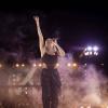 Dramatischer hätten auch Drehbuchschreiber Helene Fischers (38) Mega-Konzert in München vor 130.000 Menschen nicht inszenieren können. Wie ein Damoklesschwert hingen wortwörtlich düstere Wolken über dem Event, die Unwetterwarnungen verhießen nichts Gutes. Zeitweise mussten die seit Stunden ausharrenden Fans sogar in die anliegenden Messehallen evakuiert werden. Es fehlte nicht viel und die Rekord-Show wäre ins Wasser gefallen - doch dann outete sich denkbar spät selbst der Wettergott als Helene-Fan.
[embedcode=1f3tdyv3fp4][/embedcode]
"Nass und durchgeschwitzt"Als die Sängerin unter tosendem Applaus die Bühne betrat, lugte trotz Regen doch glatt noch die untergehende Sonne kurz hervor - samt Regenbogen! Angekündigt wurde sie zuvor von einer ganz besonderen Person, die noch immer eine wichtige Rolle in ihrem Leben spielt: Ex-Partner und nun guter Freund Florian Silbereisen (41): Als "die einmalige Helene Fischer" bezeichnete er die Musikerin in seiner Anmoderation. "Sie steht hinter der Bühne, genauso nass und durchgeschwitzt, aber das ist uns und ihr egal!"Romantisch und sogar politischUm kurz nach 20 Uhr stimmte Fischer mit "Genau dieses Gefühl" ihren ersten Song an, danach schwebte sie an einem Drahtseil über die Bühne. In der Folgezeit verknüpfte sie immer wieder persönliche Botschaften mit ihren Hits: "Hand in Hand" widmete sie ihrem Verlobten Thomas Seitel, mit dem sie seit kurzem ein gemeinsames Kind hat. Sogar vorsichtig (und für die Musikerin ungewöhnlich) politisch wurde es, als sie sich mit "Wann wachen wir auf" gegen Hass und Krieg aussprach.Spektakuläre Showeinlagen und FeuerwerkAls letztes Lied vor der Zugabe, wie hätte es anders sein können, schmetterte sie schließlich ihren gigantischen Hit "Atemlos". Den Rausschmeißer bildete nach knapp zweieinhalb Stunden Show, vier Kostümwechsel und jede Menge Showeinlagen "Null auf 100". Was am Ende bei einer Show der Superlative nicht fehlen darf? Natürlich ein Feuerwerk. Und so traten die 130.000 Fans am Ende vielleicht noch nicht ganz trocken, aber bestens unterhalten den Heimweg an.