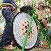 Auch am Mittwochnachmittag war wieder viel los auf der Allgäuer Festwoche. Für die Besucher gab es wieder einiges zu sehen. So konnten Sportfans mit dem Fahrrad Smoothies mixen und am Stand des DAV testen, wie lange sie sich mit den Händen an einer Stange herunterhängen lassen konnten. Zur Stärkung ging es dann ins Festzelt, wo die Blaskapelle wieder alles gab um die Gäste zu unterhalten.