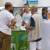 Auch am Mittwochnachmittag war wieder viel los auf der Allgäuer Festwoche. Für die Besucher gab es wieder einiges zu sehen. So konnten Sportfans mit dem Fahrrad Smoothies mixen und am Stand des DAV testen, wie lange sie sich mit den Händen an einer Stange herunterhängen lassen konnten. Zur Stärkung ging es dann ins Festzelt, wo die Blaskapelle wieder alles gab um die Gäste zu unterhalten.
