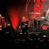 Am vergangenen Sonntag traf sich die Rock-Szene im Roxy in Ulm. Die legendäre Hardrock-Band Rose Tattoo machte hier während der "Once in a Lifetime"-Tour Station. Die Band um Sänger "Angry" Anderson, der von Anfang an (1976) dabei ist und in 3 Tagen seinen 75-sten Geburtstag feiert, heizte dem Publikum im Sound-Stil der frühen AC/DC richtig ein. Schließlich werden sie in ihrer Heimat Australien "Little AC/DC" genannt.