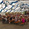 Auch am Mittwochnachmittag war wieder viel los auf der Allgäuer Festwoche. Für die Besucher gab es wieder einiges zu sehen. So konnten Sportfans mit dem Fahrrad Smoothies mixen und am Stand des DAV testen, wie lange sie sich mit den Händen an einer Stange herunterhängen lassen konnten. Zur Stärkung ging es dann ins Festzelt, wo die Blaskapelle wieder alles gab um die Gäste zu unterhalten.