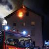 In der Nacht von Dienstag auf Mittwoch ist in einer Wohnung in einem Mehrfamilienhaus in der Ludwigstraße in Kempten ein Feuer ausgebrochen. Ein Mann starb, sieben weitere Bewohner wurden leicht verletzt. 
[video]https://www.youtube.com/watch?v=YnLPfu-U1GA[/video]
Leitstelle alarmiertDer Notruf bei der Integrierten Leitstelle Allgäu ging um kurz vor Mitternacht ein. Es soll eine Rauchentwicklung aus einem Fenster des Hauses geben. Die eintreffenden Einsatzkräfte der Freiwilligen Feuerwehr Kempten stellten einen Brand in einer Wohnung im Dachgeschoss des Gebäudes fest und begannen unverzüglich mit den Löscharbeiten.Vermeintlicher Wohnungsinhaber (57) tot geborgen Beim Betreten der Wohnung fanden die Einsatzkräfte einen leblosen Mann vor, bei dem es sich laut Polizei wahrscheinlich um den 57-jährigen Wohnungsinhaber handelt. Der Arzt konnte nur noch den Tod des Mannes feststellen. Sieben weitere Personen wurden jeweils durch eine Rauchgasvergiftung leicht verletzt. Alle konnten im Laufe der Nacht die Klinik wieder verlassen.

Das Haus ist nach Abschluss der Löscharbeiten, die sich bis in die Morgenstunden hinzogen, unbewohnbar. Der Dachstuhl musste aus Sicherheitsgründen abgetragen werden. Durch die Löscharbeiten ist außerdem ein Wasserschaden entstanden. Die genaue Schadenshöhe ist aktuell noch unklar, sie wird aber auf einen siebenstelligen Betrag geschätzt. Die Stadt Kempten brachte die Bewohner des Hauses in anderen Unterkünften unter.Todes- und Brandursache noch unklarDie genaue Todesursache des Mannes ist noch unklar. Auf Antrag der Staatsanwaltschaft Kempten soll eine Obduktion durchgeführt werden. Erkenntnisse zur Brandursache gibt es zum jetzigen Stand noch nicht. Ein Sachverständiger des Bayerischen Landeskriminalamts wird hinzugezogen. Die weiteren Ermittlungen übernimmt die Kriminalpolizeiinspektion Kempten unter Sachleitung der Staatsanwaltschaft Kempten.