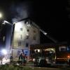 In der Nacht von Dienstag auf Mittwoch ist in einer Wohnung in einem Mehrfamilienhaus in der Ludwigstraße in Kempten ein Feuer ausgebrochen. Ein Mann starb, sieben weitere Bewohner wurden leicht verletzt. 
[video]https://www.youtube.com/watch?v=YnLPfu-U1GA[/video]
Leitstelle alarmiertDer Notruf bei der Integrierten Leitstelle Allgäu ging um kurz vor Mitternacht ein. Es soll eine Rauchentwicklung aus einem Fenster des Hauses geben. Die eintreffenden Einsatzkräfte der Freiwilligen Feuerwehr Kempten stellten einen Brand in einer Wohnung im Dachgeschoss des Gebäudes fest und begannen unverzüglich mit den Löscharbeiten.Vermeintlicher Wohnungsinhaber (57) tot geborgen Beim Betreten der Wohnung fanden die Einsatzkräfte einen leblosen Mann vor, bei dem es sich laut Polizei wahrscheinlich um den 57-jährigen Wohnungsinhaber handelt. Der Arzt konnte nur noch den Tod des Mannes feststellen. Sieben weitere Personen wurden jeweils durch eine Rauchgasvergiftung leicht verletzt. Alle konnten im Laufe der Nacht die Klinik wieder verlassen.

Das Haus ist nach Abschluss der Löscharbeiten, die sich bis in die Morgenstunden hinzogen, unbewohnbar. Der Dachstuhl musste aus Sicherheitsgründen abgetragen werden. Durch die Löscharbeiten ist außerdem ein Wasserschaden entstanden. Die genaue Schadenshöhe ist aktuell noch unklar, sie wird aber auf einen siebenstelligen Betrag geschätzt. Die Stadt Kempten brachte die Bewohner des Hauses in anderen Unterkünften unter.Todes- und Brandursache noch unklarDie genaue Todesursache des Mannes ist noch unklar. Auf Antrag der Staatsanwaltschaft Kempten soll eine Obduktion durchgeführt werden. Erkenntnisse zur Brandursache gibt es zum jetzigen Stand noch nicht. Ein Sachverständiger des Bayerischen Landeskriminalamts wird hinzugezogen. Die weiteren Ermittlungen übernimmt die Kriminalpolizeiinspektion Kempten unter Sachleitung der Staatsanwaltschaft Kempten.