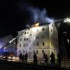In der Nacht von Dienstag auf Mittwoch ist in einer Wohnung in einem Mehrfamilienhaus in der Ludwigstraße in Kempten ein Feuer ausgebrochen. Ein Mann starb, sieben weitere Bewohner wurden leicht verletzt. 
[video]https://www.youtube.com/watch?v=YnLPfu-U1GA[/video]
Leitstelle alarmiertDer Notruf bei der Integrierten Leitstelle Allgäu ging um kurz vor Mitternacht ein. Es soll eine Rauchentwicklung aus einem Fenster des Hauses geben. Die eintreffenden Einsatzkräfte der Freiwilligen Feuerwehr Kempten stellten einen Brand in einer Wohnung im Dachgeschoss des Gebäudes fest und begannen unverzüglich mit den Löscharbeiten.Vermeintlicher Wohnungsinhaber (57) tot geborgen Beim Betreten der Wohnung fanden die Einsatzkräfte einen leblosen Mann vor, bei dem es sich laut Polizei wahrscheinlich um den 57-jährigen Wohnungsinhaber handelt. Der Arzt konnte nur noch den Tod des Mannes feststellen. Sieben weitere Personen wurden jeweils durch eine Rauchgasvergiftung leicht verletzt. Alle konnten im Laufe der Nacht die Klinik wieder verlassen.

Das Haus ist nach Abschluss der Löscharbeiten, die sich bis in die Morgenstunden hinzogen, unbewohnbar. Der Dachstuhl musste aus Sicherheitsgründen abgetragen werden. Durch die Löscharbeiten ist außerdem ein Wasserschaden entstanden. Die genaue Schadenshöhe ist aktuell noch unklar, sie wird aber auf einen siebenstelligen Betrag geschätzt. Die Stadt Kempten brachte die Bewohner des Hauses in anderen Unterkünften unter.Todes- und Brandursache noch unklarDie genaue Todesursache des Mannes ist noch unklar. Auf Antrag der Staatsanwaltschaft Kempten soll eine Obduktion durchgeführt werden. Erkenntnisse zur Brandursache gibt es zum jetzigen Stand noch nicht. Ein Sachverständiger des Bayerischen Landeskriminalamts wird hinzugezogen. Die weiteren Ermittlungen übernimmt die Kriminalpolizeiinspektion Kempten unter Sachleitung der Staatsanwaltschaft Kempten.